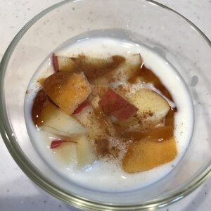 林檎とマンゴーソースのメープルシナモンヨーグルト